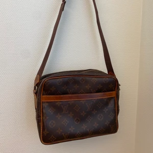 Louis Vuitton vintage bag  - I bra skick för att vara gammal väska, håller jätte bra o perfekt till sommaren 