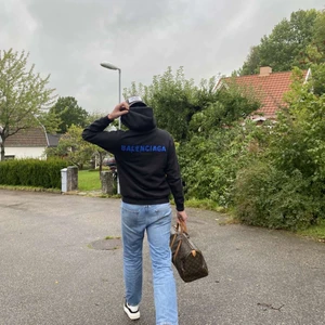 Balenciaga hoddie - Balenciaga hoddie köpt för 8500kr. Den är riktigt fin och bra kvalitet. Säljs då jag är för lång. 