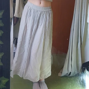 Grön långkjol - Ljusgrön kjol köpt på hm förra sommaren. Använd 3 gånger. Bra skick och perfekt till sommaren. Skriv ifall du har frågor. Köparen stå för frakten