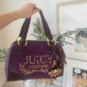 Sååå snygg Juicy Couture väska! Säljer för att den inte kommer till användning!! Den är i bra storlek och får plats med mycket. Köpare står för frakt, Kan också mötas upp på Odenplan.   🌸✨