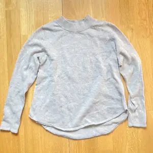 Fin tröja från Gina tricot med turtleneck som passar till allt i storlek: XS!! 🤍🤎 välanvänd men fortfarande superfin! Stretchigt material så kan passa i större storlekar också!💕