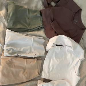 Säljer 2 tröjor och 3 tights från ryvelle, alla i storlek s. En brun och en vit tröja, samt ett par gröna, ljusgråa och beigea.      Tröja 150  kr, Tights 450 kr + frakt. Allt är i väldigt fint skick. 