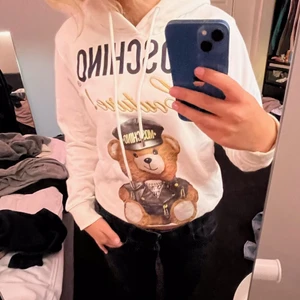 Moschino hoodie! Nyskick  - Hoodie från moschino som jag fått i födelsedagspresent. Den har tyvärr inte kommit till användning, därav nyskick. Storlek Medium. Buda i kommentarerna eller köp direkt för 600 kr 💝