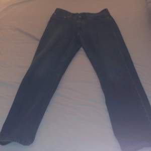 Knappt använda jeans från Levis Storlek: W32 L 34   Nypris 1200 Tveka inte att kontakta mig om ni vill se fler bilder!