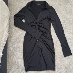 Svart klänning stl XS - Säljer denna snygga svarta klänning i stl XS. köpt från nelly.com. Endast använd en gång.  Köparen står för frakten. 🖤