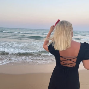 Zara klänning - Super charmig klänning från zara! Bara använd en gång! Liten i storleken så skulle säga att denna är mer som en M än en L