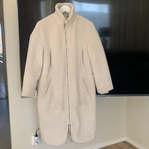 Vit/creme fluffig kappa - Bekväm och fluffig kappa. Bra skick och sparsamt använd. Storlek xs men passar s och m också.