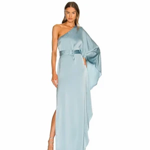 Klänning från Revolve  - Världens vackraste blåa färg, från revolves kollektion men designern Michael Costello. Köpt för 2700 kr på revolves hemsida. 