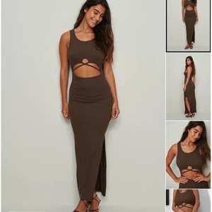 Brun klänning - Säljer min oanvända bruna klänning från NA-KD då den var för stor på mig💞💞 Superfin färg och jättebra material💖 Hör av dig om du vill ha fler bilder💘 Köparen står för frakten💗💗