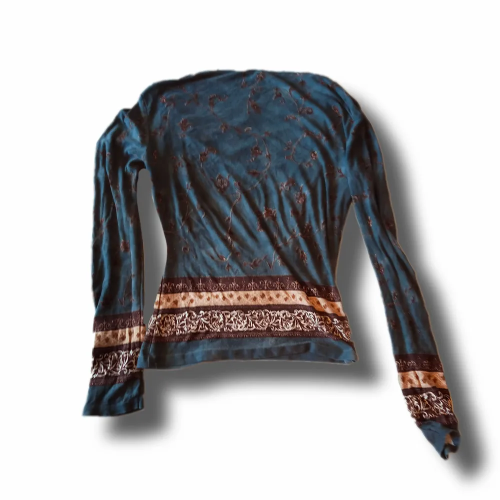 En jättefin blå långärmad tröja med mönster och detaljer 🤗🤗den är secondhand men i gott skick! Hittar ingen lapp för storlek, men den sitter som en s ❤️❤️. T-shirts.