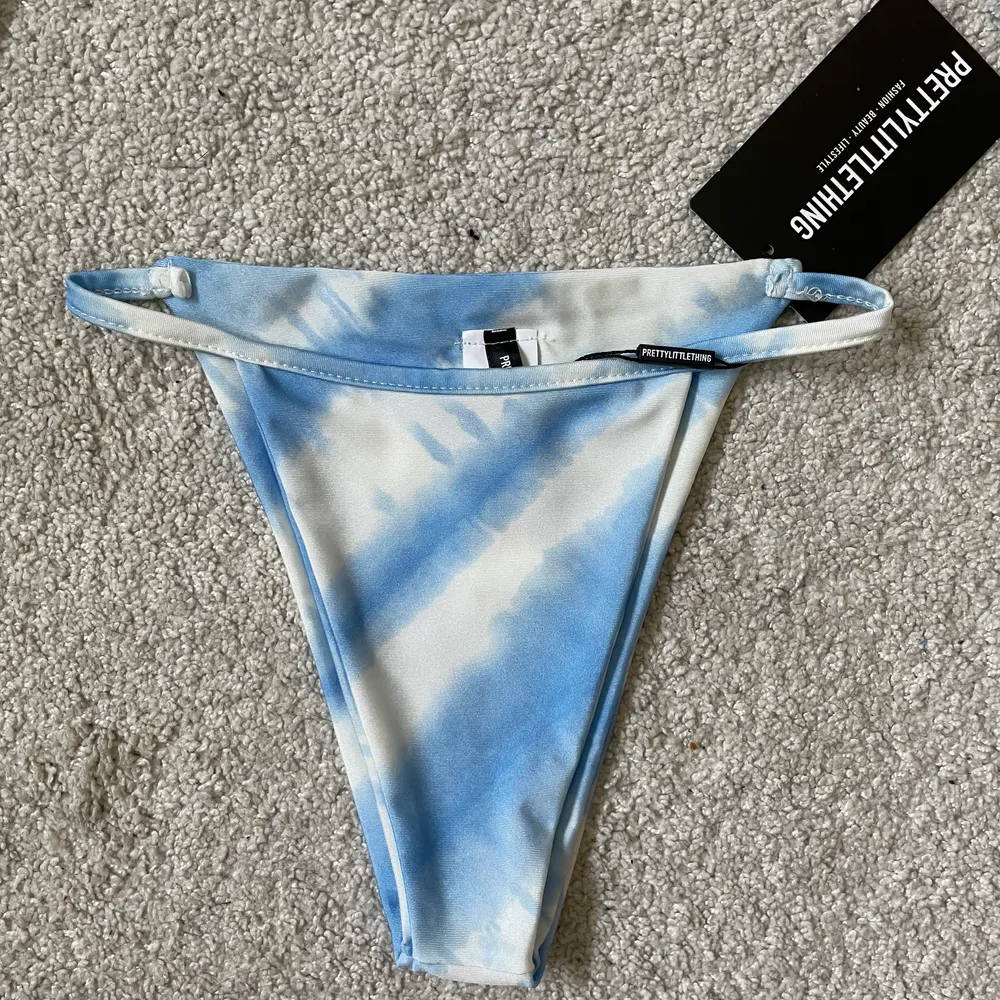 Säljer denna bikini från prettylittlething på grund av att den är lite liten för mig. Underdelen är storlek 32 och överdelen är 34. Helt oanvänd!🥰. Övrigt.