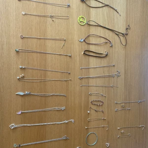 Massa smycken  - Hej! Säljer en massa olika smycken som jag tyvärr inte använder längre. Det är en stor blandning av smycken och vissa sitter ihop(se bild nr 2) Köp en eller flera, det går och mixa som man vill! Det går att diskutera om olika priser☺️ Hör av er vid fler frågor eller bilder!💞