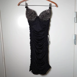 Nitklänning - Tight, axelbandslös klänning med nitar. Helt ny med tags kvar🌱