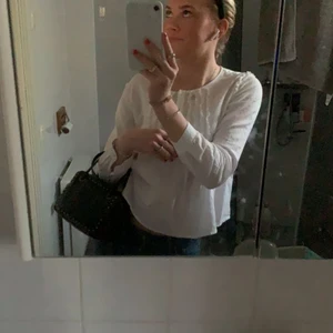 Vit topp - Så söt vit topp! Så bra till sommaren. Som privat för fler bilder ❤️