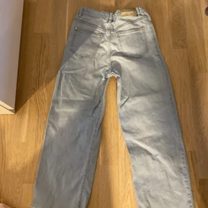 Jeans från Lindex storlek 146 -  Jeansen är i gott skick storleken är 146 de ljusblå har fickor och har lite guld detaljer köpte dom för 149 kr säljer dom för 60 kr