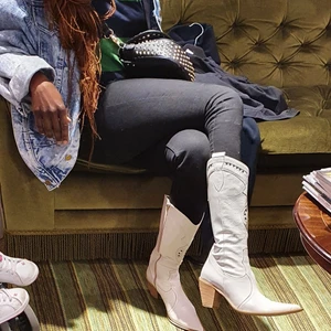 Åkta cowboy boots 👢 - Säljer min cowboyboots som jag fick  från en kompis som en present. Säljer de eftersom jag har fler cowboy boots. Dem matcherar med allt och passar 37_ 38.Hon köpte de I  ltaly. Köpare står på frakt