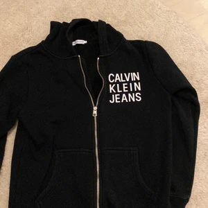 calvin klein kofta - super skön kofta calvin klein, skönt material, den är från kidsbrandstore så att det står att den passar folk runt 13 år gammal annars är den jätte skön och bra skick 