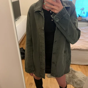Grön jacka - Grön jacka, så så snygg nu till våren! Storlek S men lite oversized💕 frakt tillkommer