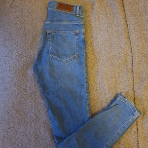 Highwaiqted Jeans från Never denim - Sparsamt använda, fin ljusblå färg, skinny fit och highwaisted. Strlk S. Har en liten början på en reva vid en av bakfickorna (bild nr.3) men enkelt att fixa och inget som syns. Blivit för små för mig. Frakt tillkommer! 