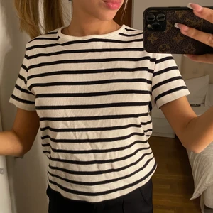 Randig tshirt - Köpte för några månader sen och använd endast en gång, kände att det inte riktigt var min stil. Väldigt bra skick!👌🏽 storlek M, den sitter löst på mig men det ska vara en kroppar topp. 