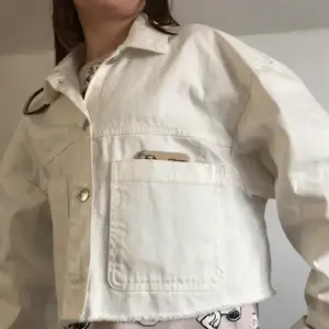 Jeansjacka från H&M med stora mobil fickor 