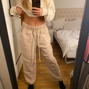 Beiga linnebyxor  - Köpte förra året men använde bara en gång för kände att det inte riktigt var min stil, helt nytt skick! Är 154 och de passar mig perfekt. Storlek S men hade passat M oxå 🤍