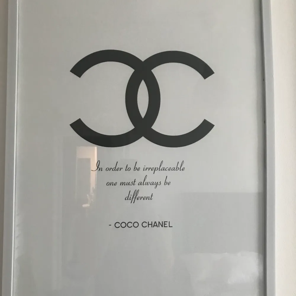 Snygg och stilren Chanel tavla som jag inte haft så länge. Jag är dock en tjej som gillar och ändra och möblera om och säljer därför den för att köpa en ny tavla.. Övrigt.