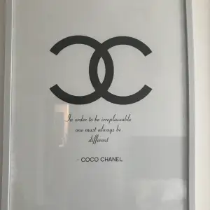 Snygg och stilren Chanel tavla som jag inte haft så länge. Jag är dock en tjej som gillar och ändra och möblera om och säljer därför den för att köpa en ny tavla.