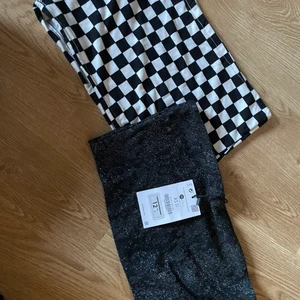 Tubetops - Säljer dessa topparna då jag inte använt dom o nu är de för små så därför kan jag tyvärr inte skicka bild på hur de ser ut på. Den rutiga är i ett filt aktigt material o den andra är i vanligt tyg med glitter i alltså fäller den inget och den skaver inte. Båda för 80kr eller den rutiga för 20kr o den andra för 70kr 