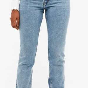Blåa momjeans - Kimomo mid blue jeans från Monki. 