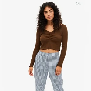 Brun topp - Långärmad brun topp från monki, nypris 120kr säljer för 50kr+frakt. Använt fåtal gånger, säljer pga för liten. Storlek S.