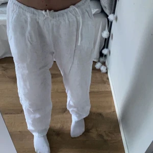 Vita linnebyxor  - Vita jätte fina lågmidjade linnebyxor från montpoc💕 storlek 32-36 💕 köpte mina för 550 kr från en butik i smögen, använda ungefär 5 gånger