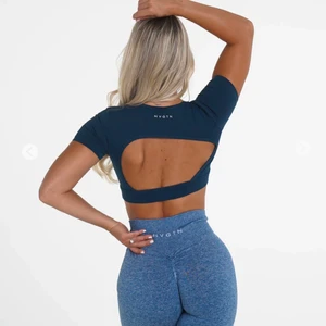 NVGTN t shirt - Köpt här på plick, knappt använd och är perfekt skick. Säljer för 300 då den är helt slutsåld. Bytar gärna också med något annat plagg från nvgtn