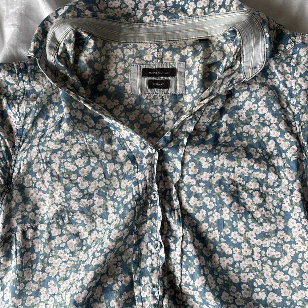 Blommig blus från Marc O’Polo, Storlek 34/xs/s. Blusar.