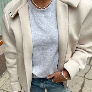 COS beige jacka  - !lånad bild! Säljer denna jacka från cos, den är helt ny i strl 36. Prislappen sitter kvar! Köptes för 900, säljer för 600.