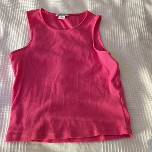 Topp - Jätte fin topp från Monki som nästan inte har kommit till någon användning alls 