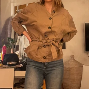 Brun skjorta med knytning - Supercool skjorta med knytning för midjan som ger den perfekta formen!! 