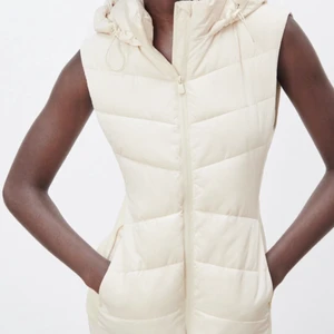 Väst Zara - Superfin beige väst från Zara! Säljer pga att den inte kommer till användning. Använd fåtal gånger, som nyskick💕