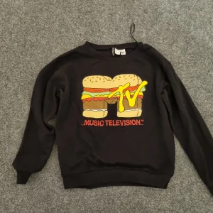 College tröja - Svart collegetröja i stl S från Diveded H&M . Bra skick knappt använd