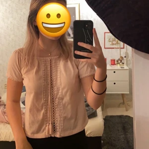 Blus från H&M - En blus från H&M i färgen ”gammel rosa”, väldigt skön och luftig till sommaren🤍🤍