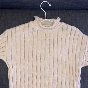 Stickad tröja, s - Stickad beige tröja med en lägre polokrage, storlek s.