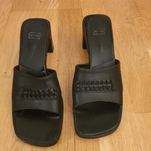 Sandaler  - Svarta sandaler från X-it stl 38, klackhöjd 6 cm. Använda men i bra skick.