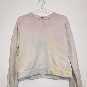 En ljus, ljus färgad sweatshirt (blå,gul,rosa) storlek xs. Köpt på Nelly, märke-Pices. 