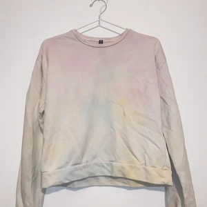 Sweatshirt från pices, xs - En ljus, ljus färgad sweatshirt (blå,gul,rosa) storlek xs. Köpt på Nelly, märke-Pices. 
