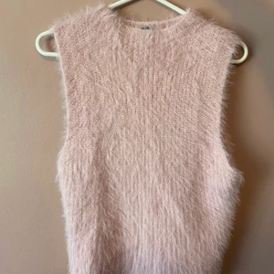 Rosa päls väst zara - Säljer min jättefina päls väst från zara. Den är i storlek M o hyfsat stretchig. Den är som i nyskick då jag knappast använt den💓  säljer för 100+frakr