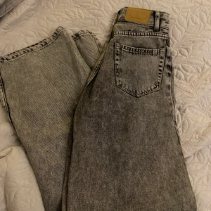 Bershka jeans - Jeans med hög midja och vida ben. St EUR32, fint skick. Säljes eftersom de inte passar