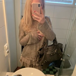 Stickad tröja🖤 - Handgjord stickad tröja!!🖤🖤väldigt fin till både kjol, klänning och jeans!!! Köparen står för frakt:) HÖGSTA BUDET 140 KÖP DIREKT 190