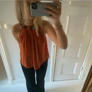 Zara topp - Säljer superfin zara topp som inte kommit till användning. Jättesnygg nu till sommaren när man är lite brun. Passar de från XS-M. Buda från 150kr eller köp dirket för 250kr💕