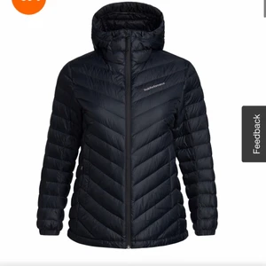 Peak performance  - Dunjacka i väldigt bra skick, använd vid få tillfällen. Kan skicka egna bilder vid efterfrågan 🥰 priset kan diskuteras vid snabb affär ❤️