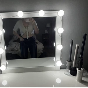 Topp - En topp som inte kommer till användning, helt oanvänd. De är knyte fram vilket för att de passar olika storlekar och man kan bestämma själv hur man vill ha den!!